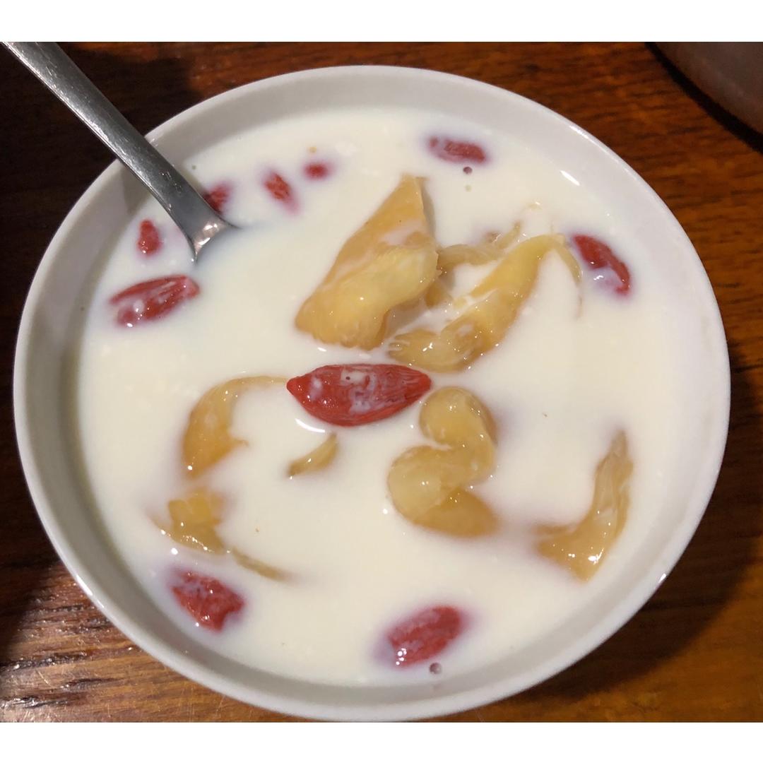 美白养颜【花胶红枣桂圆炖牛奶】