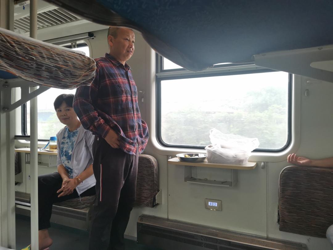 张妈妈边走边吃边看
