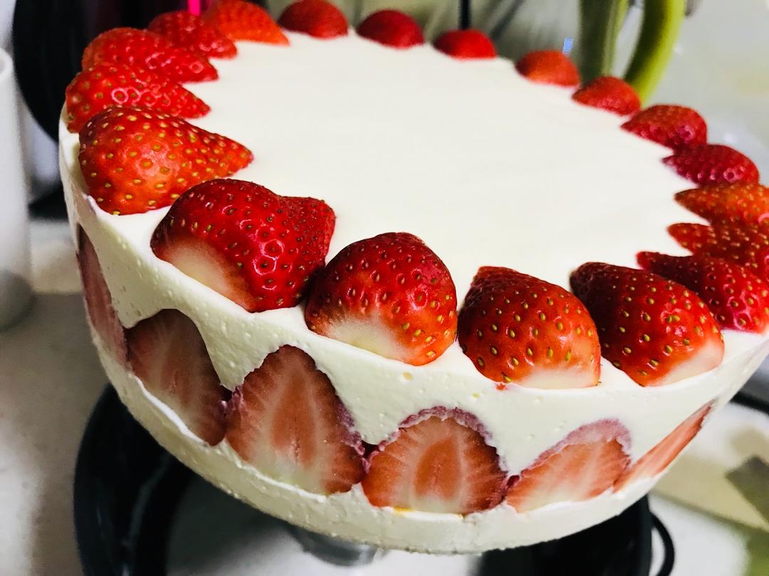 草莓酸奶慕斯蛋糕