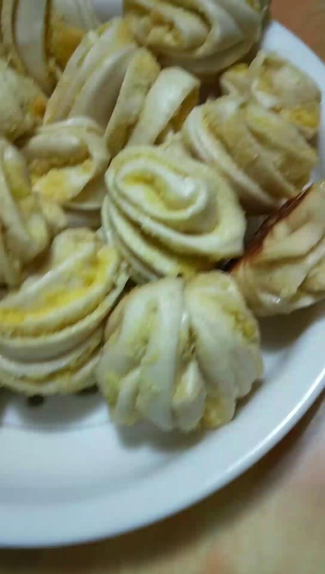 刚出锅就被孩子吃光的花卷（椰蓉牛奶花卷）