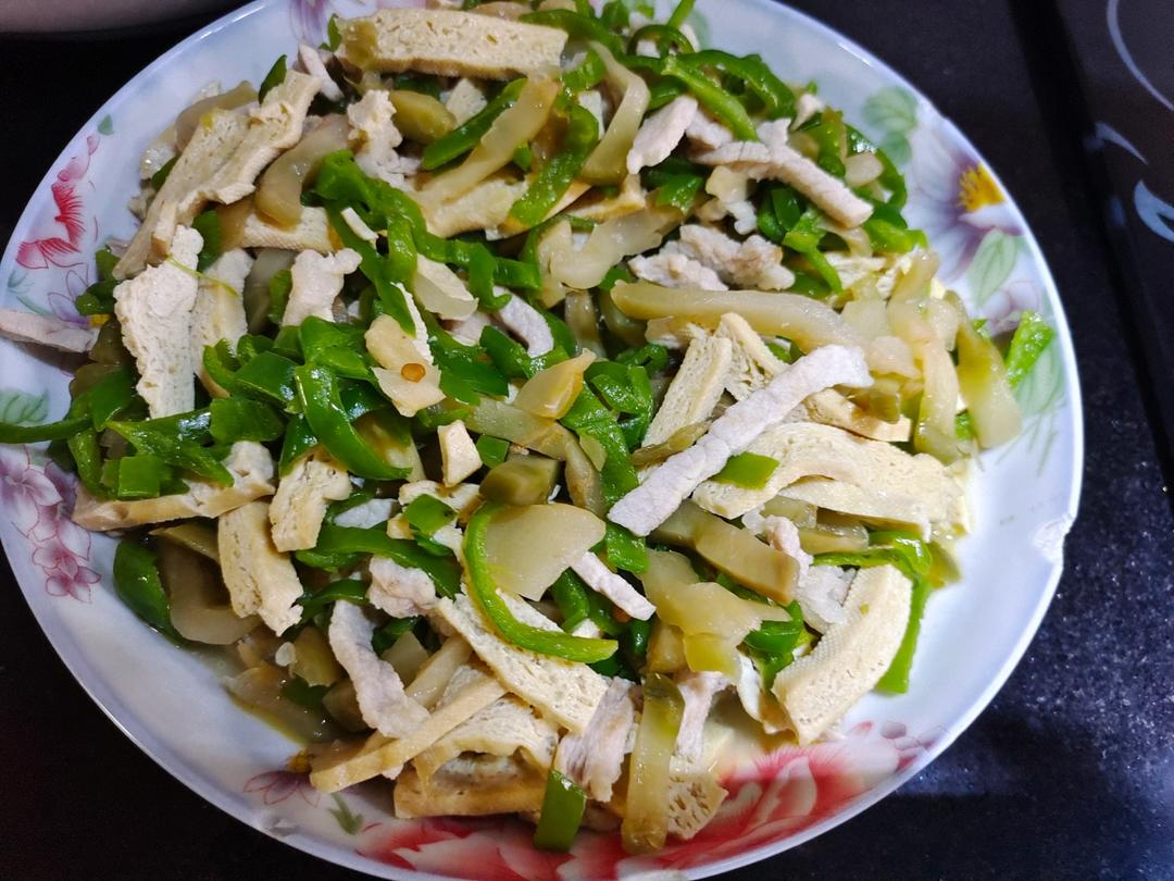 青椒肉丝，这样炒太好吃了。