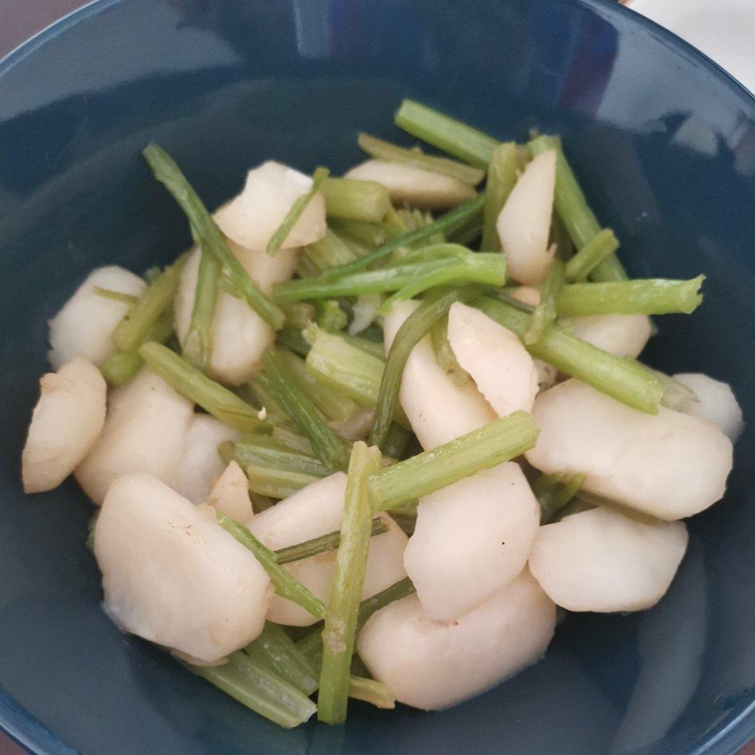 简单好吃有营养的荸荠炒芹菜