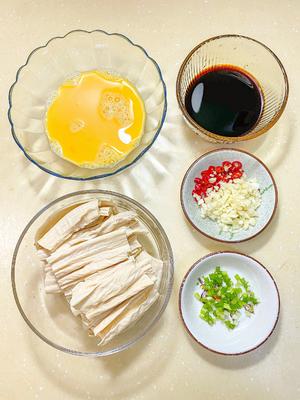 焖炒腐竹煎蛋的做法 步骤1