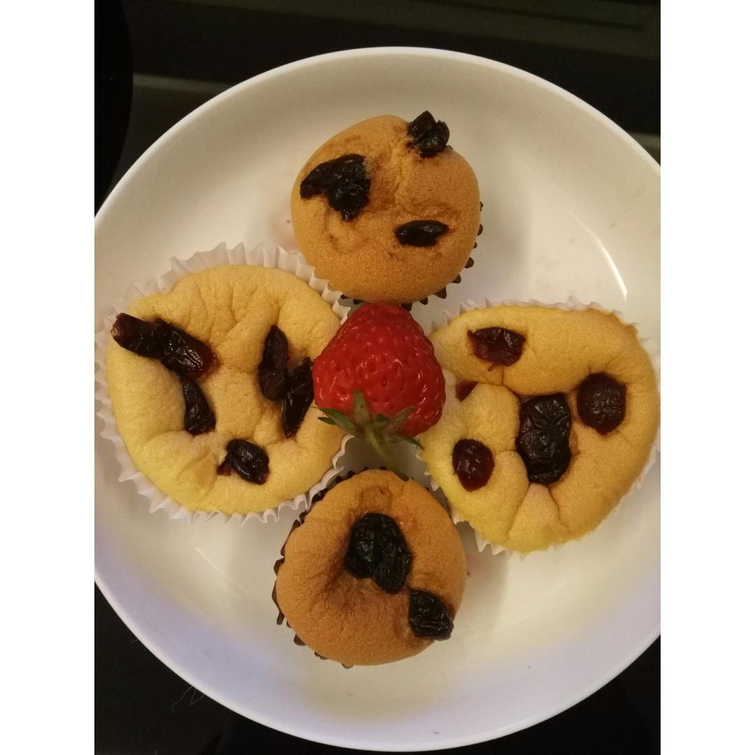 不皱不裂圆润饱满原味戚风纸杯蛋糕