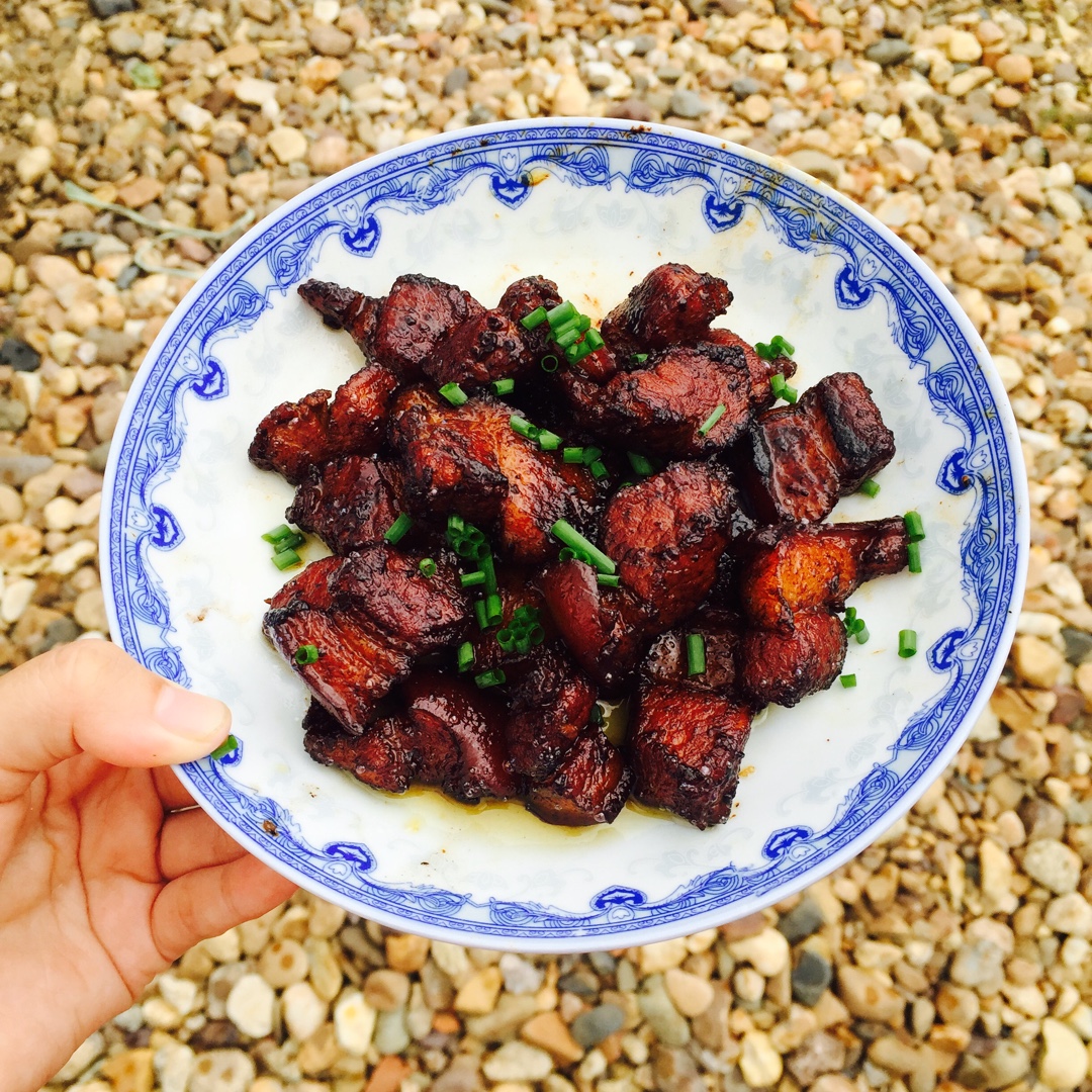 吃着碗里望着锅里的红烧肉