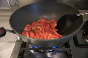 减脂的番茄海鲜菇龙利鱼的做法 步骤2