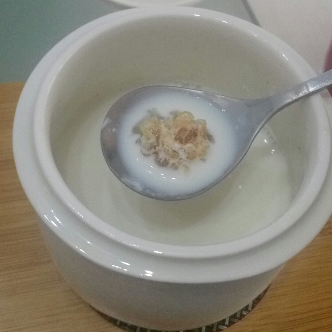牛奶炖桃胶