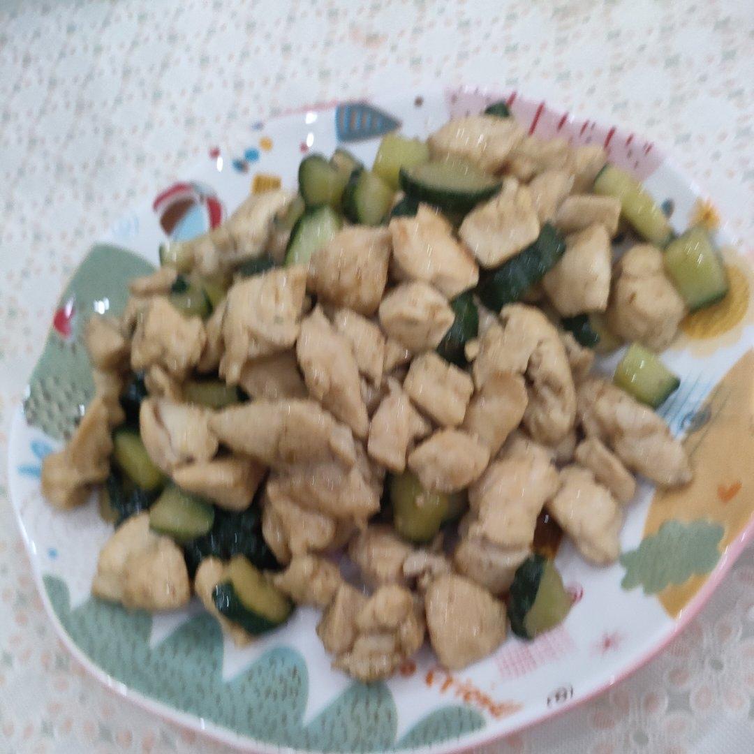 清爽解腻的黄瓜炒鸡胸肉，低脂低卡减肥食谱