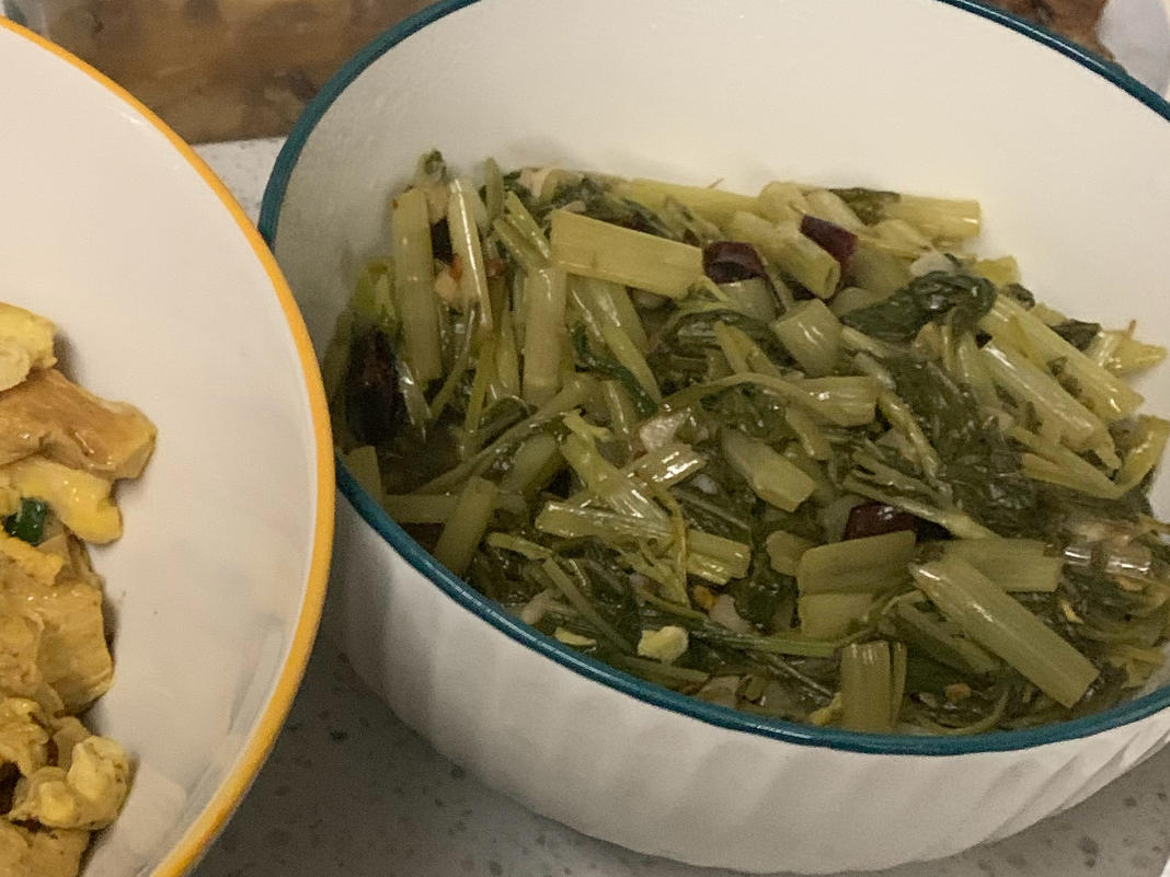 夏天连吃三大碗饭的秘密武器：酸辣空心菜梗