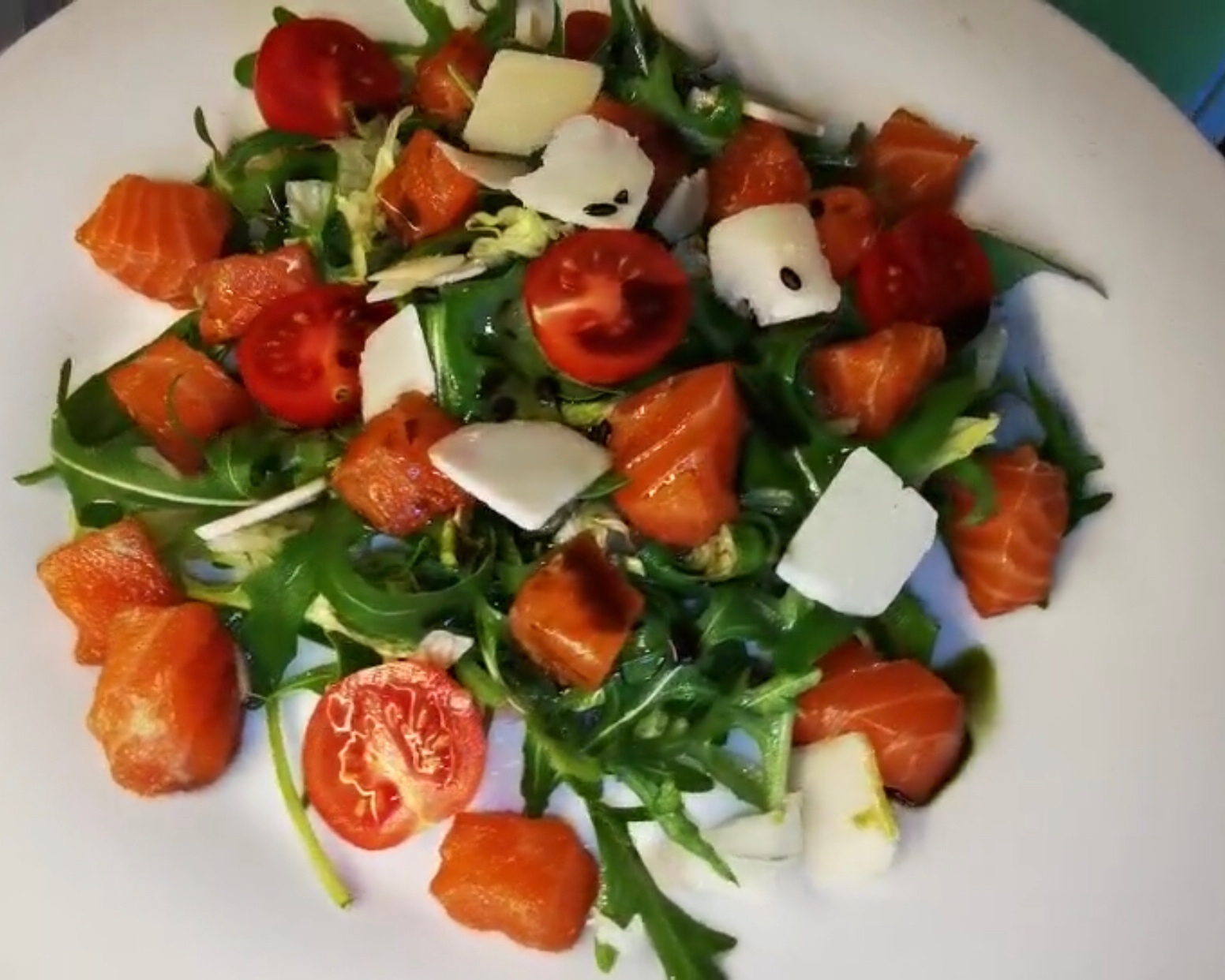 那些餐厅的轻食沙拉在家也能做--营养美味的挪威三文鱼芝麻菜沙拉的做法