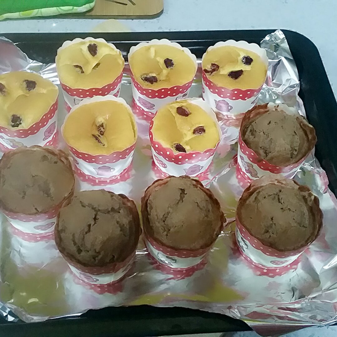 超润巧克力纸杯蛋糕（非常适合裱花、盖糖皮的cupcake方子）