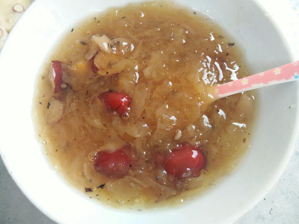 冰糖银耳红枣汤