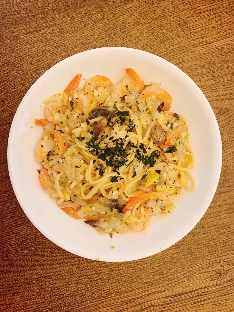 Linguine with prawns, lemon and parsley