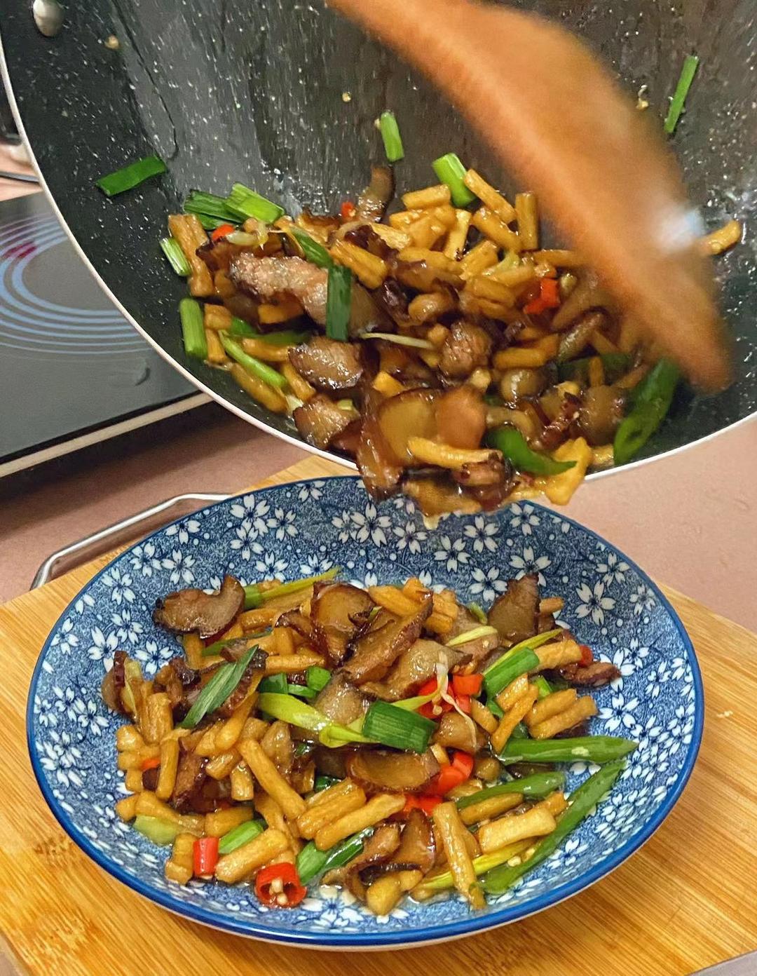 萝卜干炒腊肉（湘菜）新增腊肉快速去咸的方法