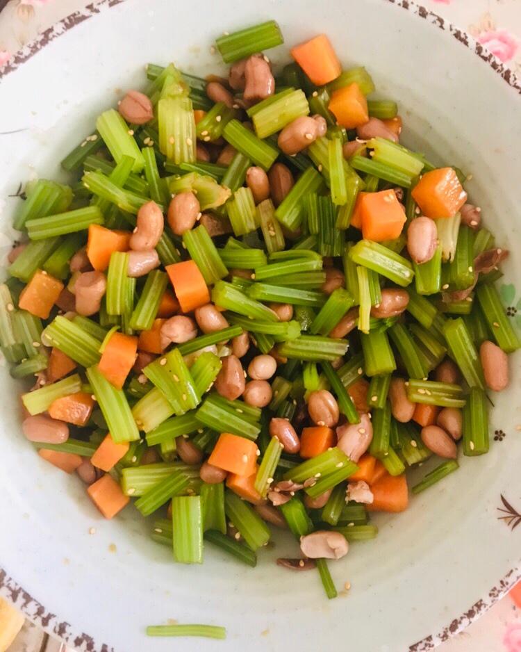 凉拌芹菜花生米胡萝卜