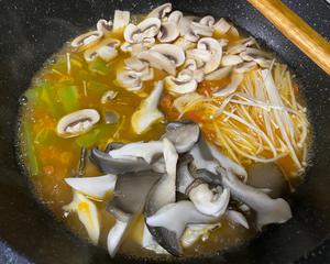 美味营养的减脂番茄菌菇青笋龙利鱼的做法 步骤3