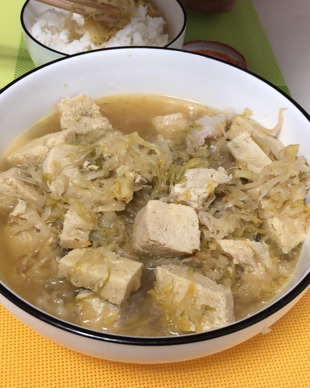 侯君妍妍妍做的酸菜炖冻豆腐