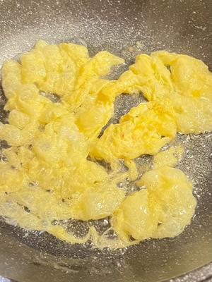 快手简单超好吃的韭黄炒蛋的做法 步骤2