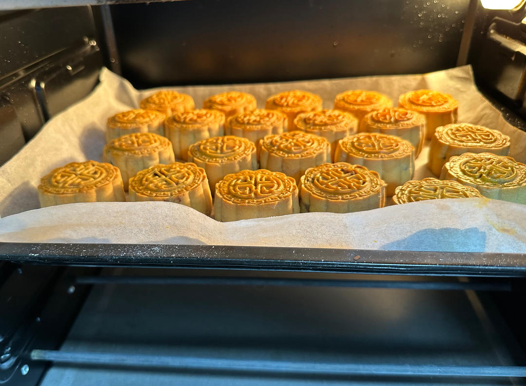 广式月饼—蛋黄莲蓉月饼