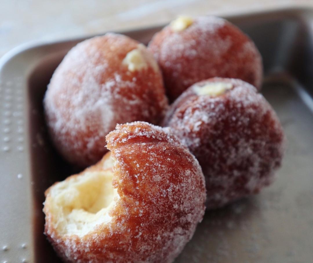 好吃到哭泣的甜甜圈VANILLA CREAM-FILLED DOUGHNUTS