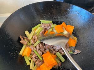 超嫩的黑椒牛肉炒芹菜的做法 步骤9