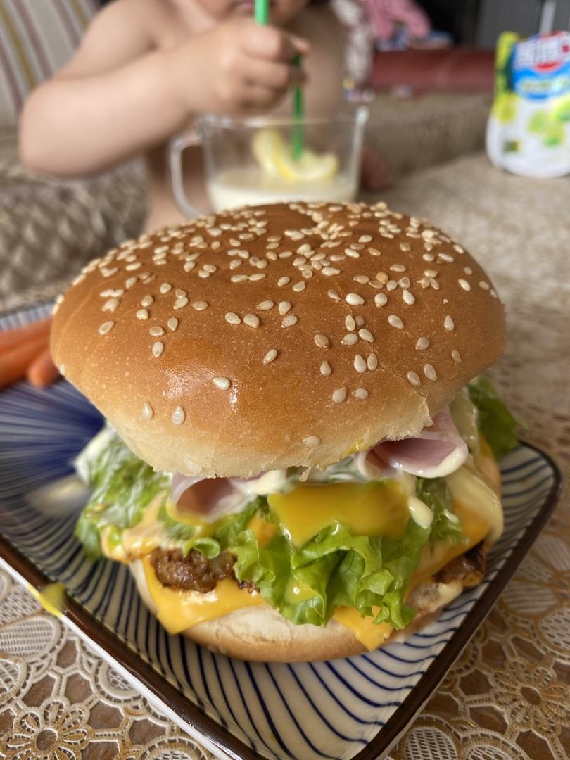 正宗的麦当劳双吉牛肉汉堡