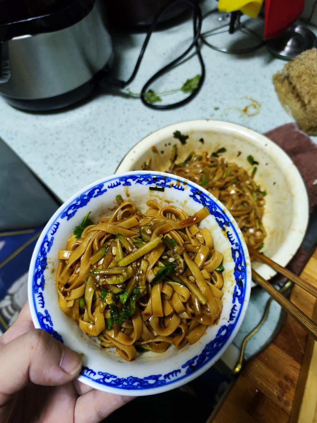 酸辣爽口的凉拌面！保证吃一次就上瘾
