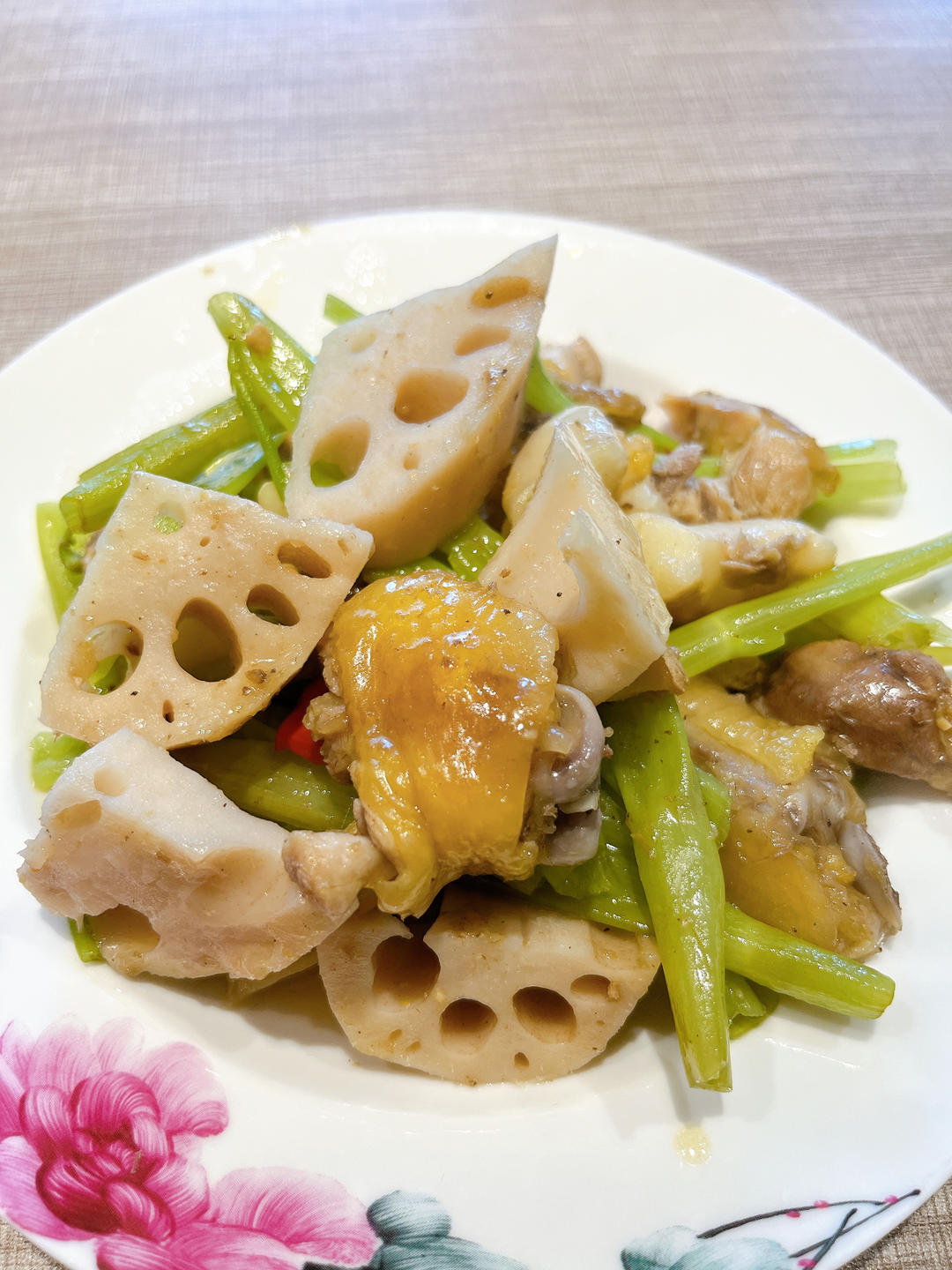 鸡腿炖莲藕