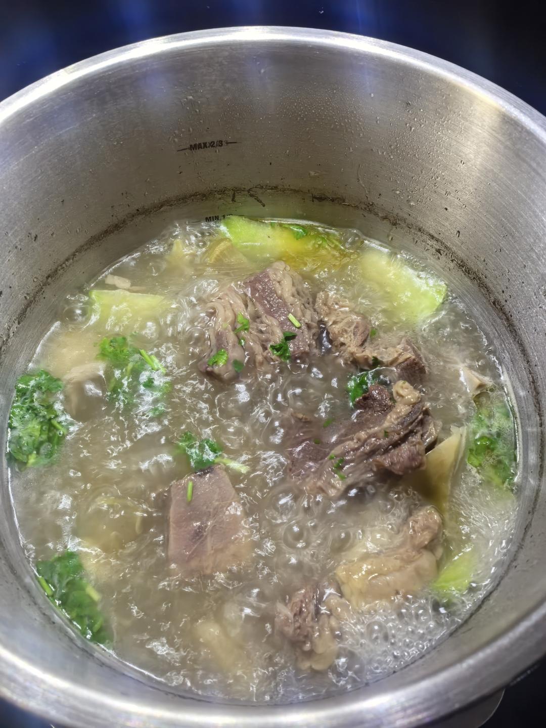 清炖牛排骨萝卜汤