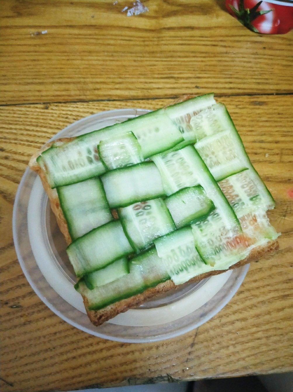 宿舍党的黄瓜火腿三明治