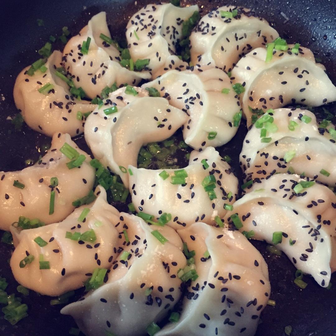 元宝妈咪的小厨做的早餐来一锅香脆的生煎饺子