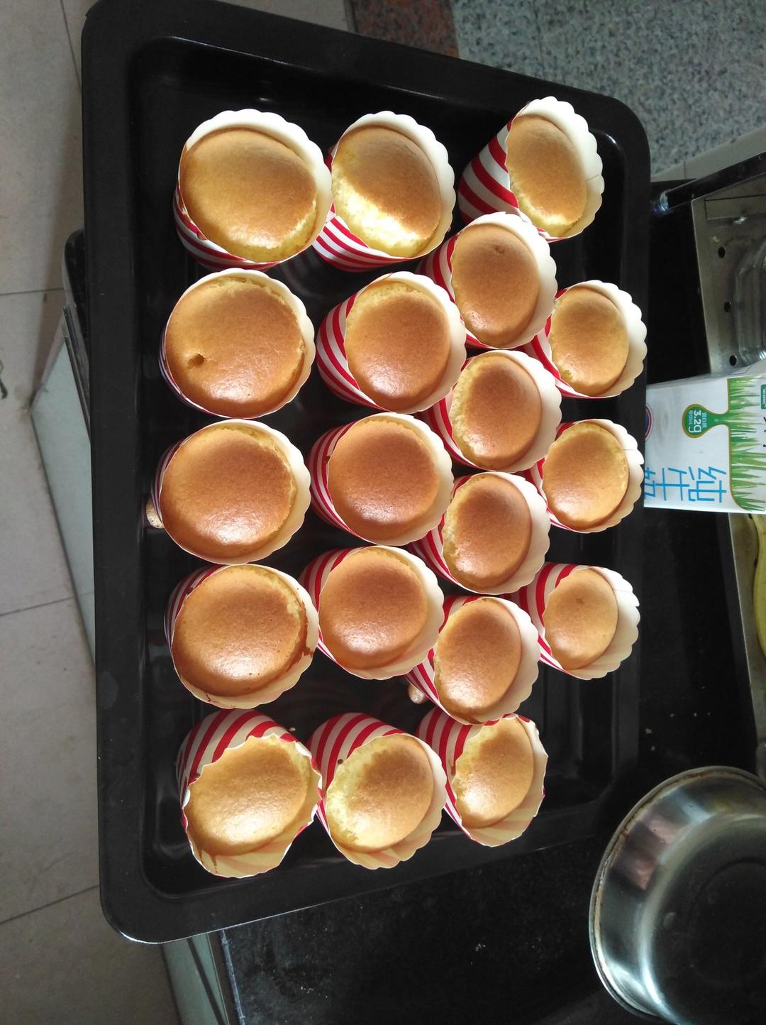 软绵绵的纸杯蛋糕