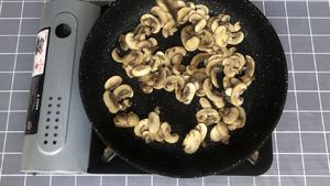 蘑菇核桃香蒜酱酥皮挞的做法 步骤3