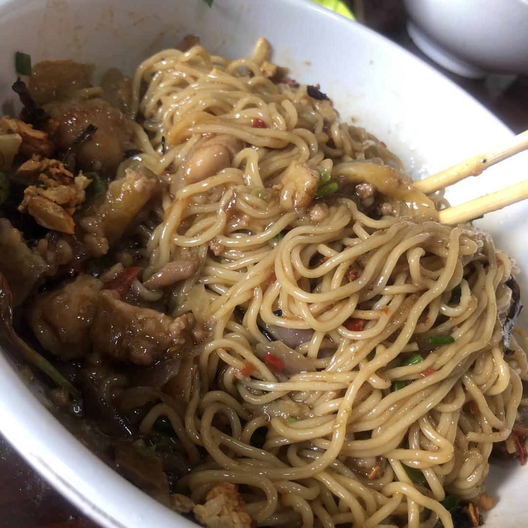 酱香茄子鸡腿焖面的做法