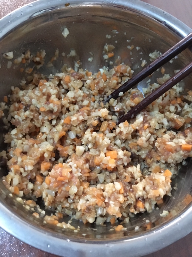 水煎饺子（毫不逊色小吃店的做法）的做法 步骤1