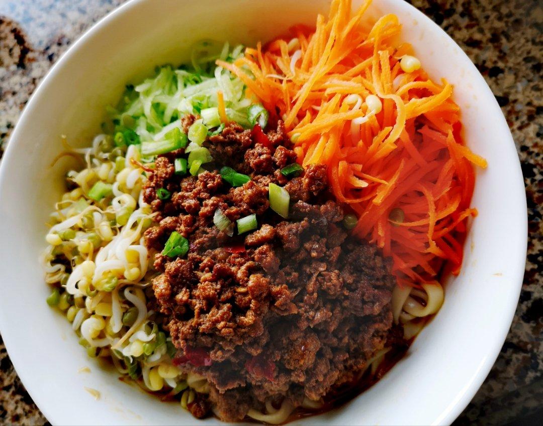 露露拉拉做的杂酱面