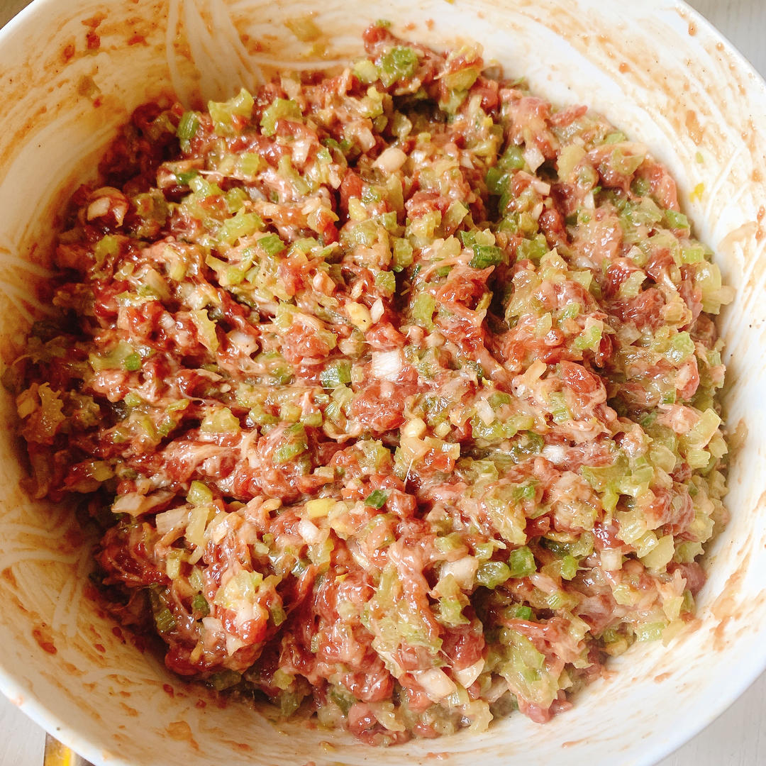 爆汁牛肉芹菜饺子🥟（附牛肉馅不干柴方法）