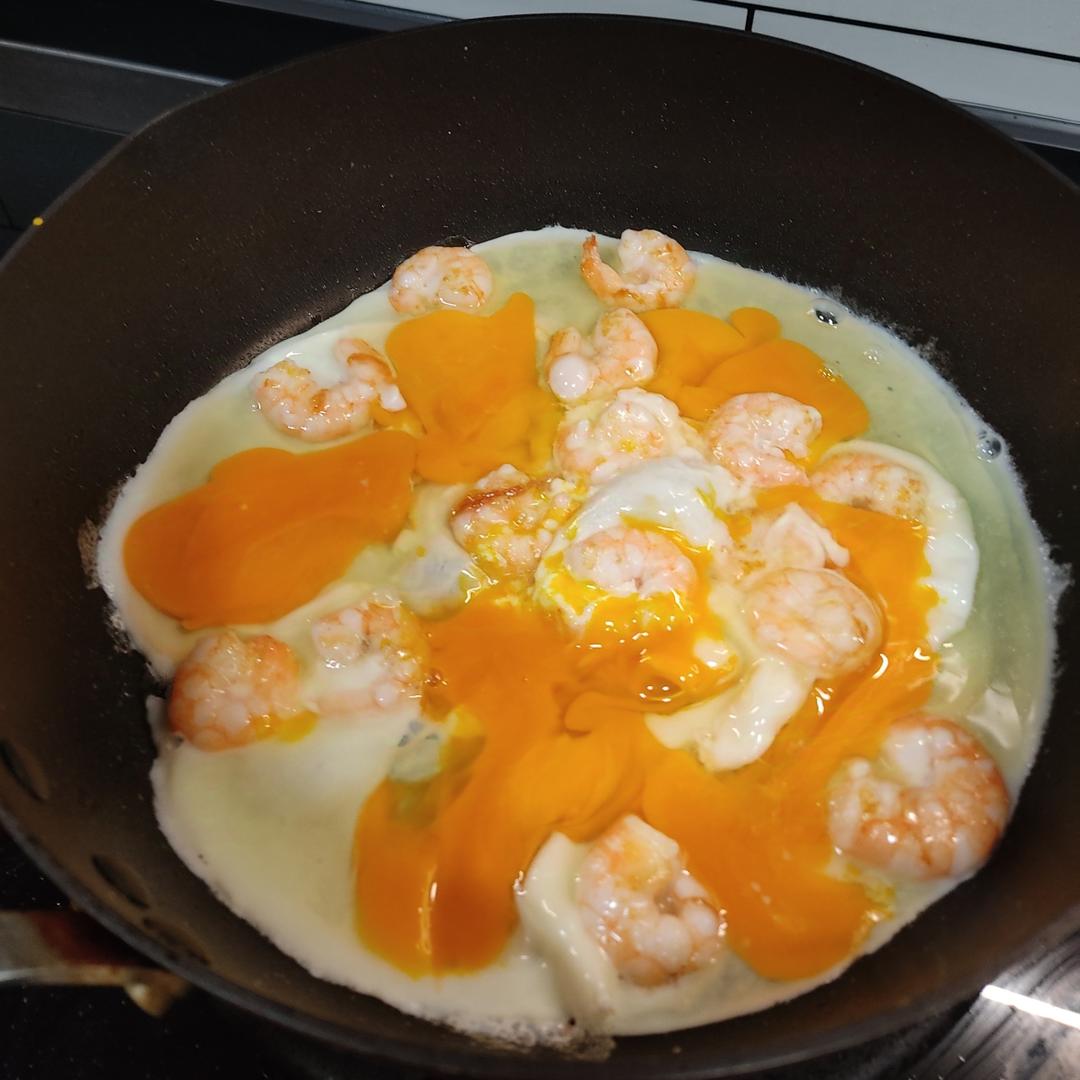 虾仁煎蛋🍳的做法 步骤3