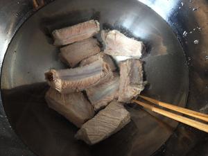 金针菇土豆胡萝卜炖排骨的做法 步骤1