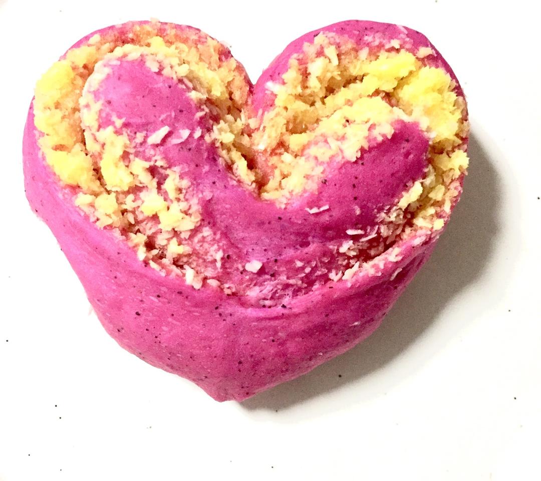 popo和kitty都棒棒哒做的心形火龙果椰蓉面包