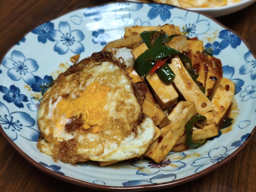 青椒炒香干盖码饭做法
