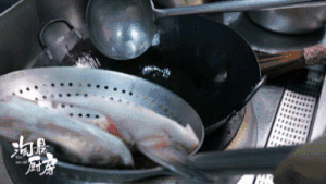 【鬼马豆汁鱼头汤】豆浆+鱼头，搭配有些意外，结局格外鲜美的做法 步骤3