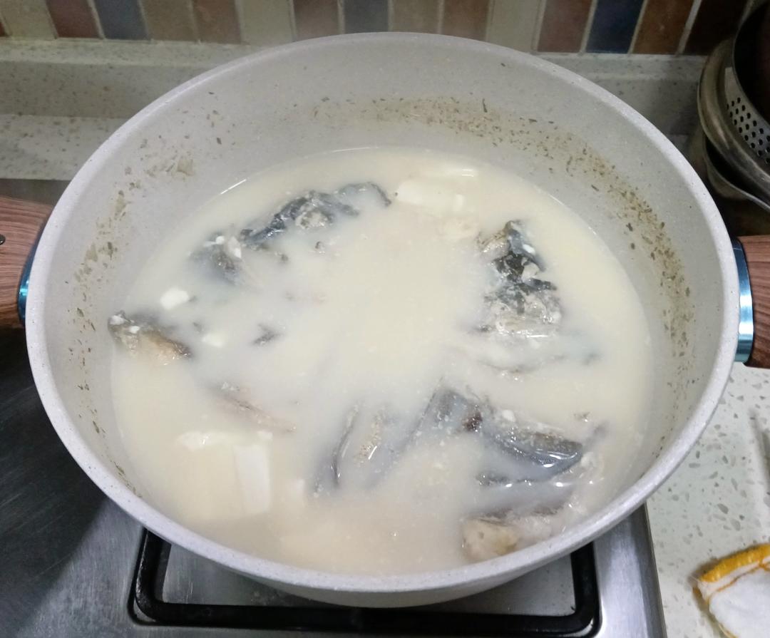 鱼头汤（鱼头豆腐时蔬汤、味鲜汤白有窍门)