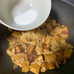 超好吃的腐竹千页豆腐焖火腩(烧肉)的做法 步骤13