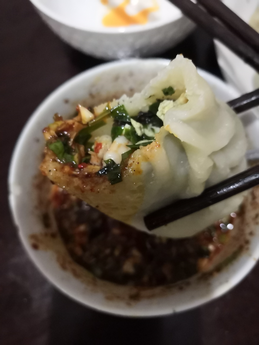 韭菜鸡蛋虾仁蒸饺汤面的做法