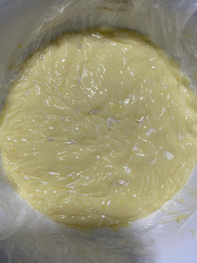 卡仕达，卡仕达酱，香甜可口，细腻顺滑，冷藏后更加冰爽。可做泡芙内馅，涂抹面包。下面的链接是泡芙作品。