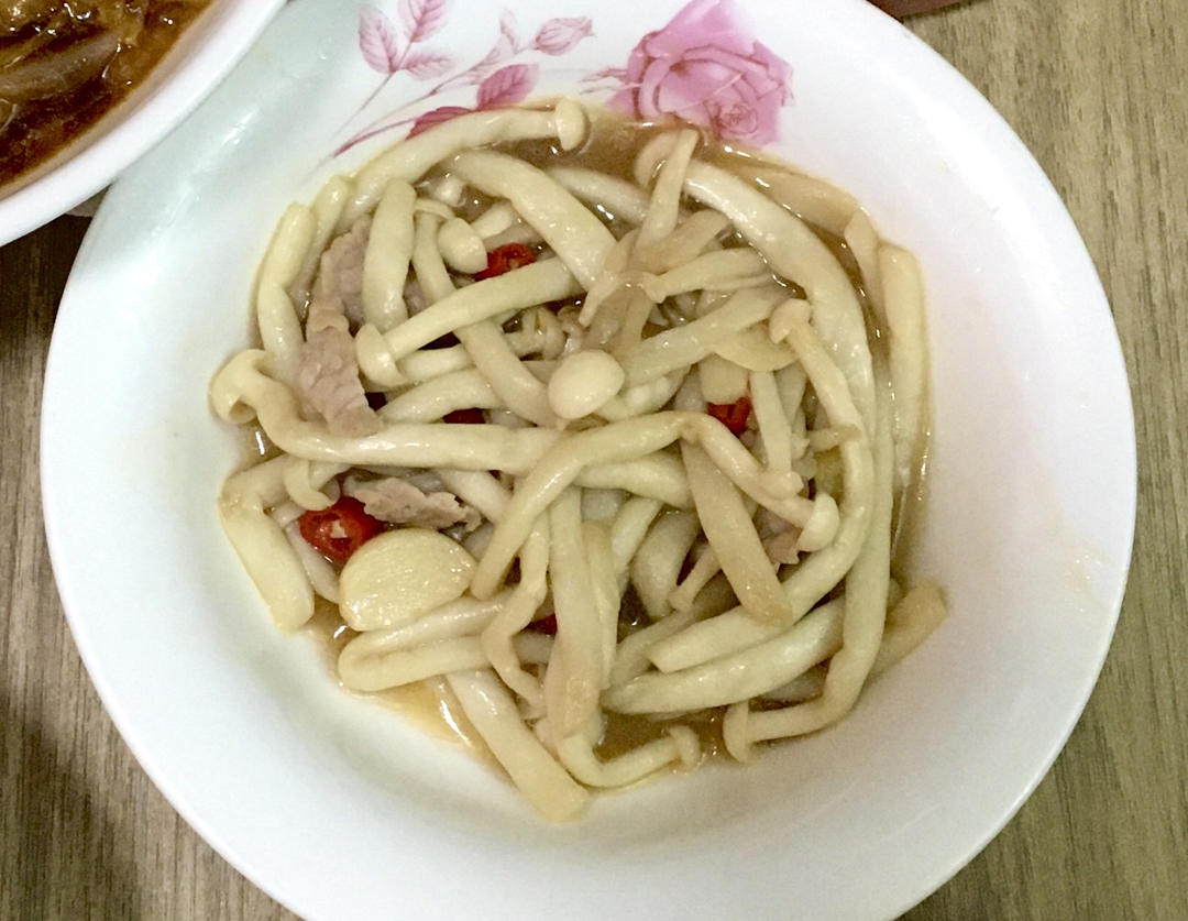 色香味俱全的炒白玉菇