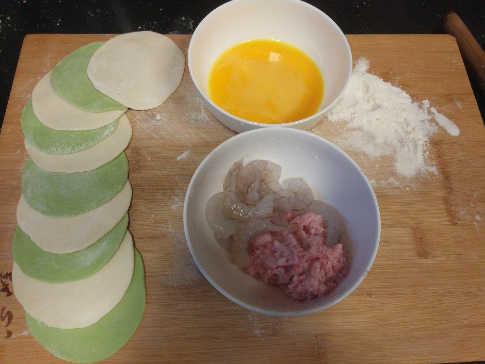 整只大虾抱蛋煎饺