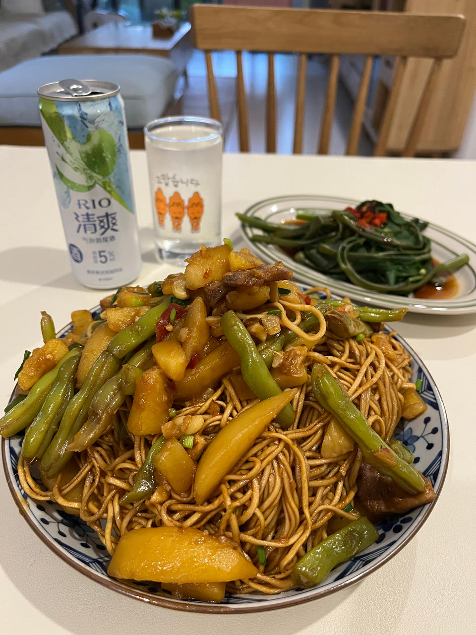 五花肉豆角土豆铁锅焖面