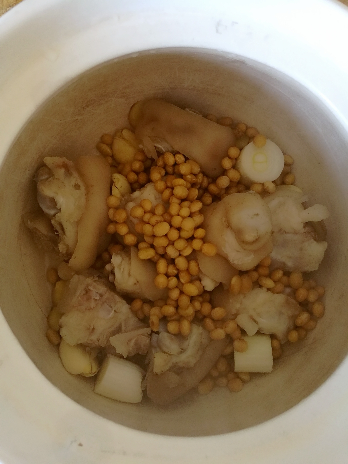 黄豆猪脚汤的做法 步骤2